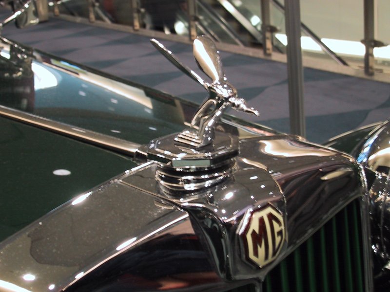 Toronto Autoshow 2004: хромированный «MG» с птицей-надувателем на капоте