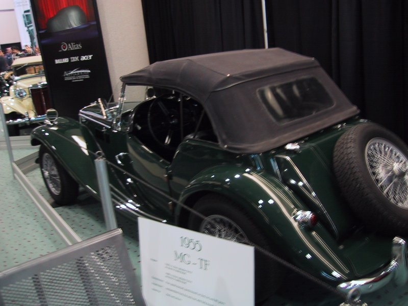1955 MG TF на Toronto Autoshow 2004: зелёный кабриолет с запасным колесом на багажнике