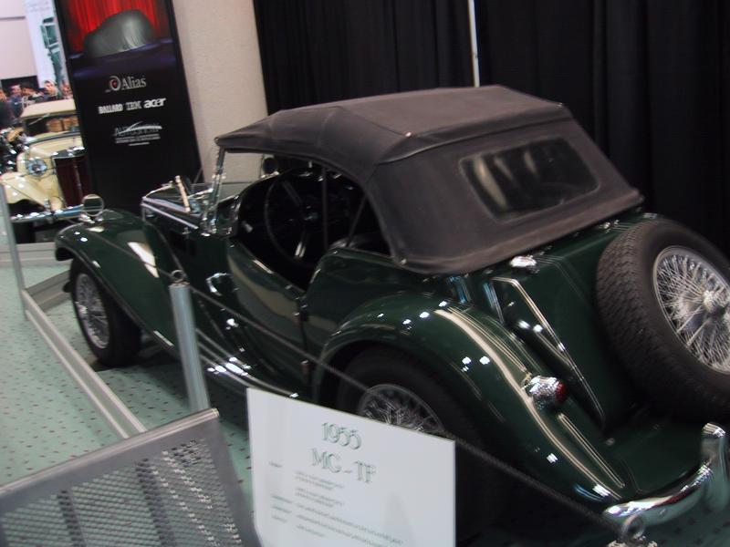 1955 MG TF на Toronto Autoshow 2004: зелёный кабриолет с запасным колесом на багажнике