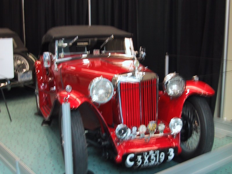 Красный MG 1930-х на Toronto Autoshow 2004