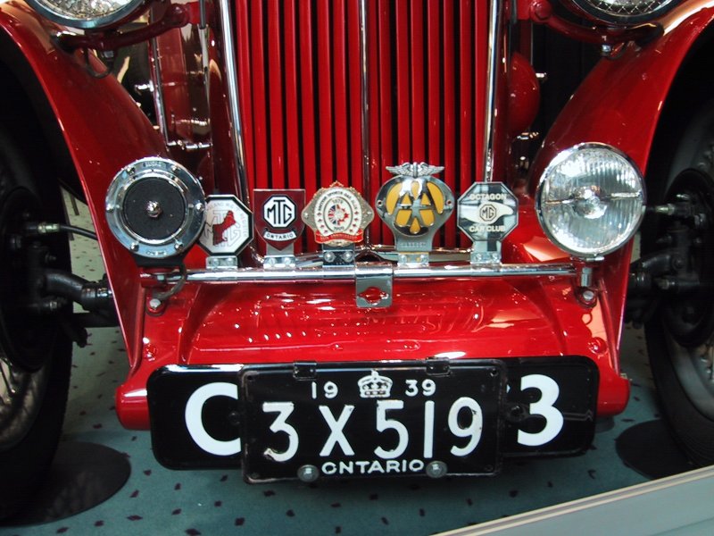 Toronto Autoshow 2004: красный MG с онтарио-номером 1939 года