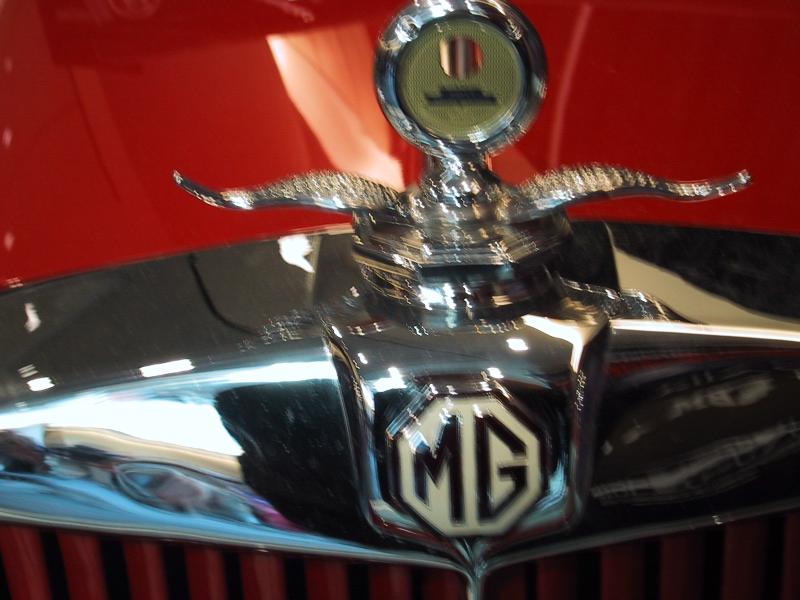 MG-капот на Toronto Autoshow 2004: хром, рога и эмблема в красном свете