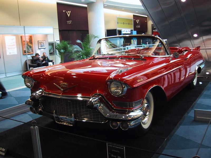 Toronto Autoshow 2004: красный Cadillac Eldorado convertible на подиуме