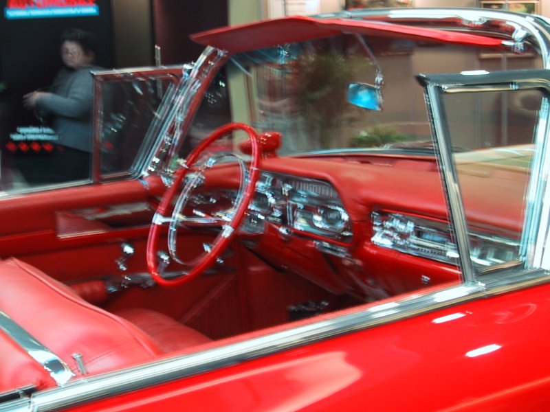 Toronto Autoshow 2004: красный кабриолет с хромированным рулём и кожаным салоном
