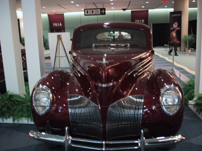 Toronto Autoshow 2004: бордовый хардтоп 1940-х на выставке