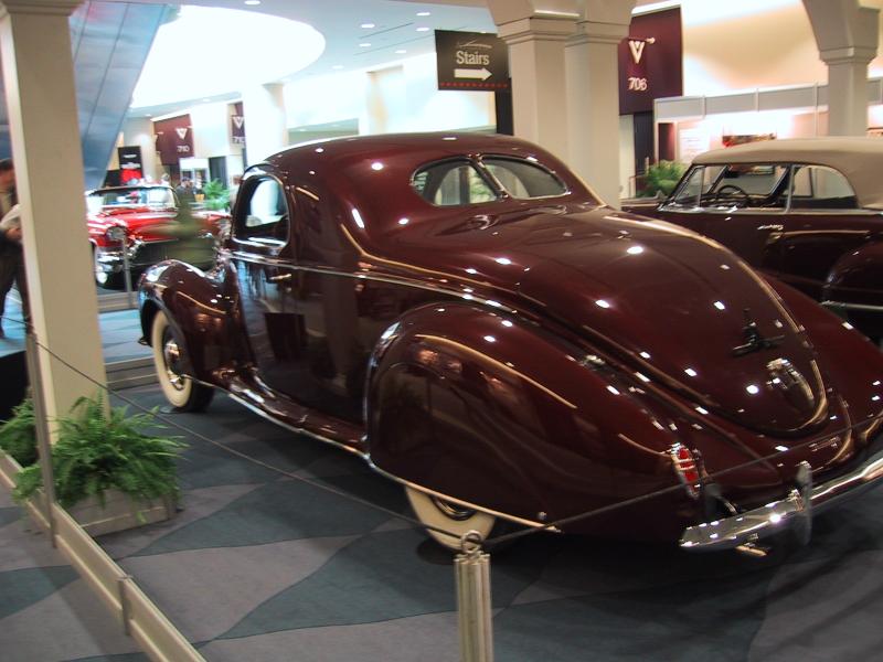 Toronto Autoshow 2004: бордовый купе с плавными линиями и белыми стенками