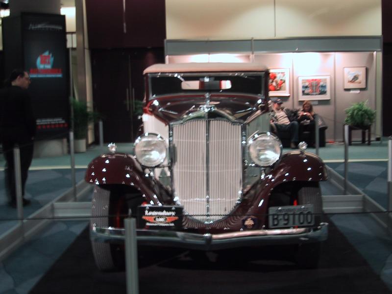 Toronto Autoshow 2004: бордовое ретро-автомобиль с «B-9100» на табличке