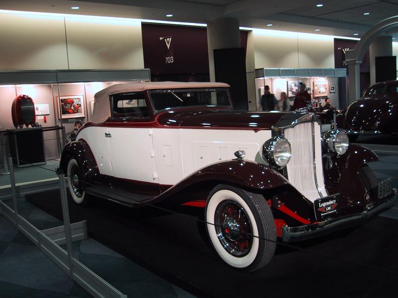 Toronto Autoshow 2004: бордовобелый кабриолет с «Legendar» на бампере