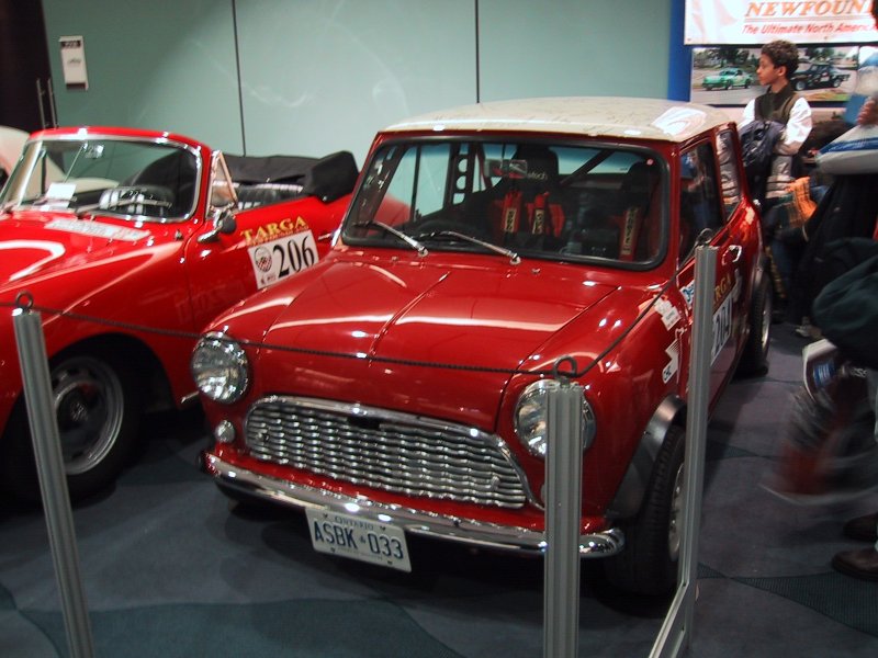 Toronto Autoshow 2004: красный Mini и Targa в зале выставки