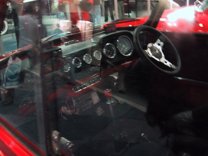 Toronto Autoshow 2004: красный кабриолет с хромированными приборами и ручкой переключения передач
