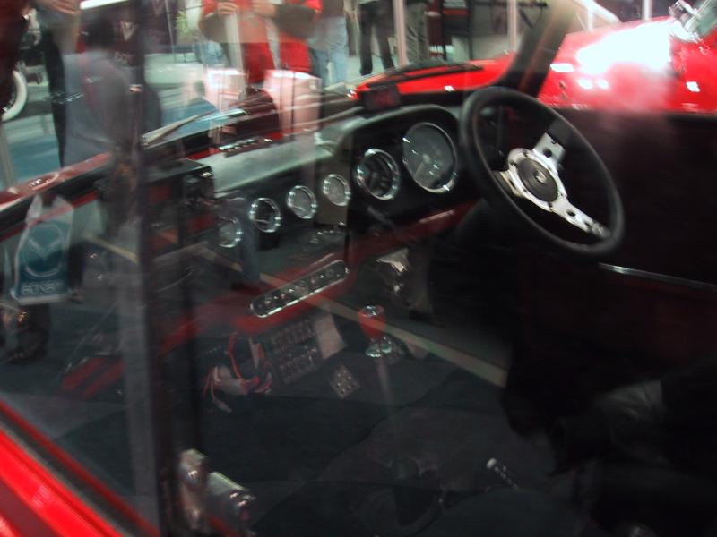 Toronto Autoshow 2004: красный кабриолет с хромированными приборами и ручкой переключения передач