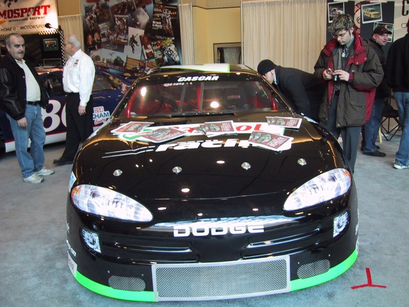 Toronto Autoshow 2004: чёрный Dodge с зелёной полосой и «Castrol» на капоте
