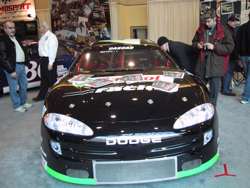 Toronto Autoshow 2004: чёрный Dodge с зелёной полосой и «Castrol» на капоте