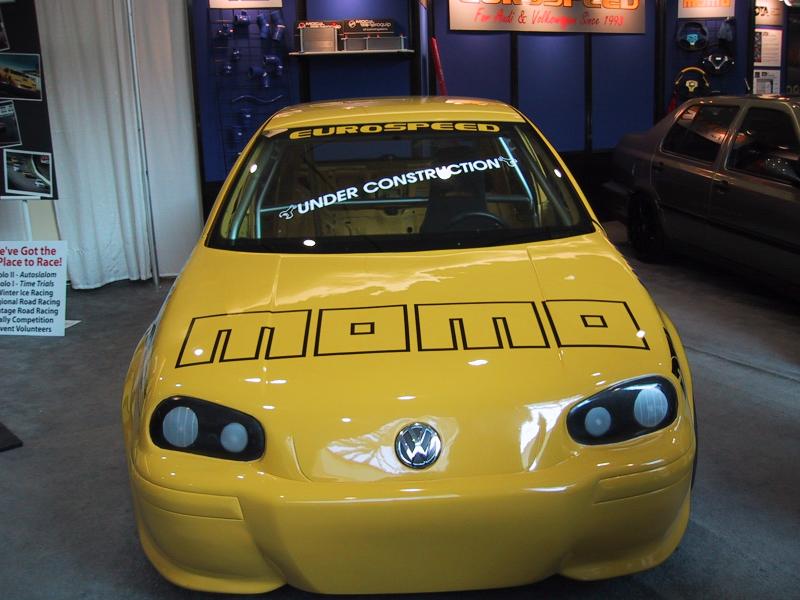 Toronto Autoshow 2004: жёлтый VW с MOMO и EURO SPEED на капоте
