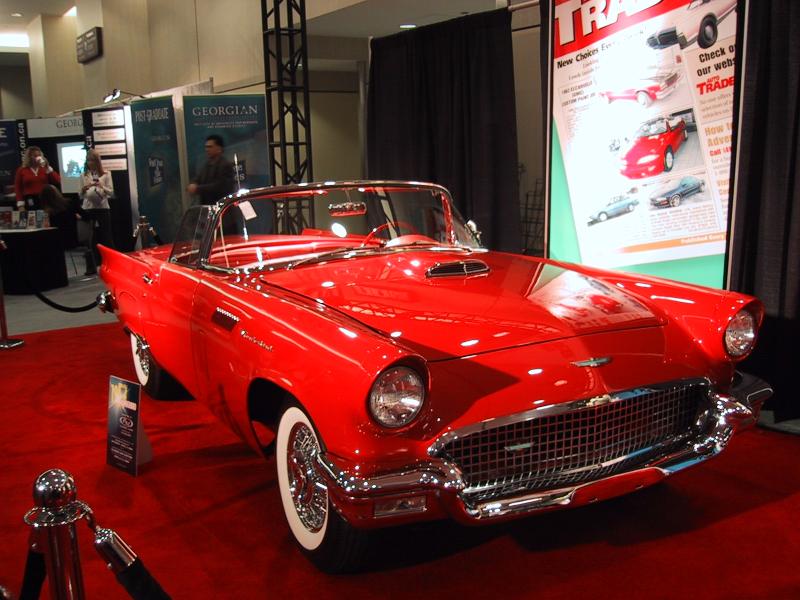 Красный классический Ford Thunderbird 1950-х годов на выставке автомобилей