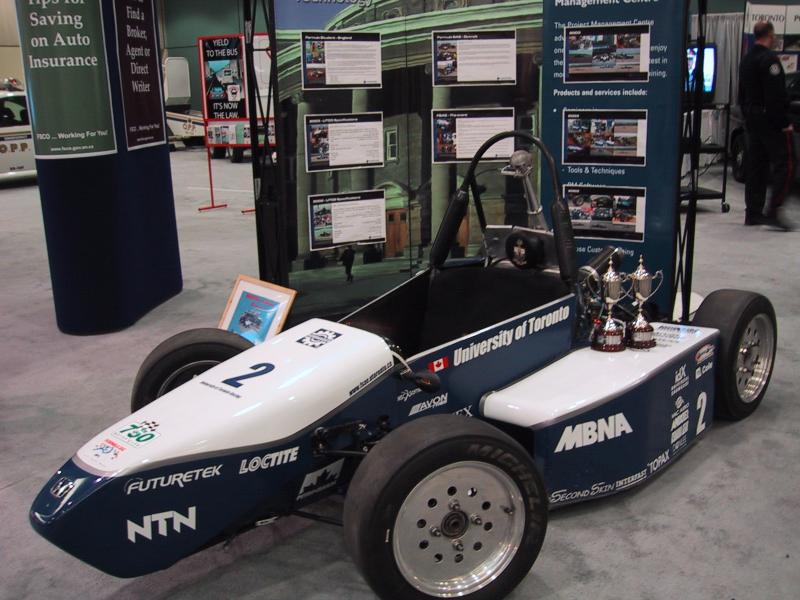 Toronto Autoshow 2004: гоночный болид University of Toronto с трофеями и логотипами спонсоров