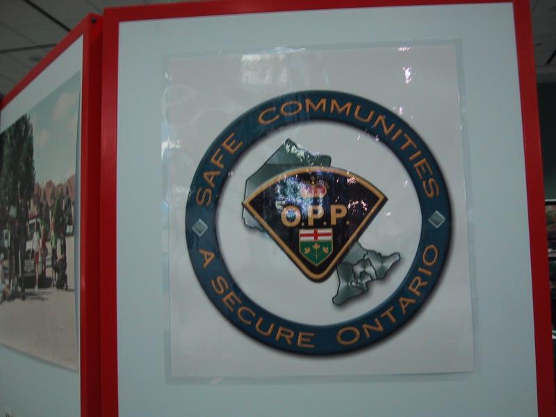 Toronto Autoshow 2004: эмблема ОПП на стенде с картой Онтарио