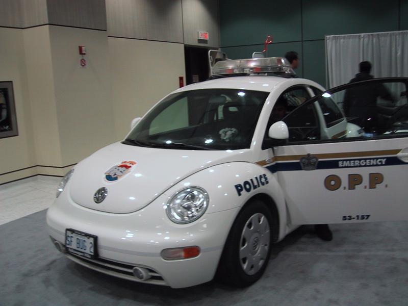 Toronto Autoshow 2004: белый Volkswagen Beetle полицейского типа с надписью O.P.P. и номером SF BUG 2