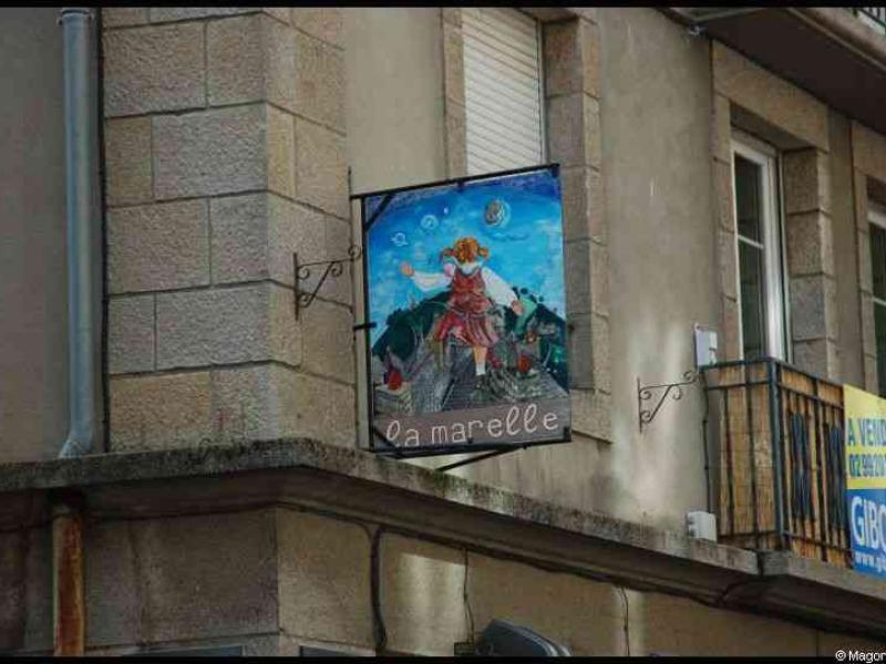 Вывеска «La Marelle» на углу улицы в Сент-Мало