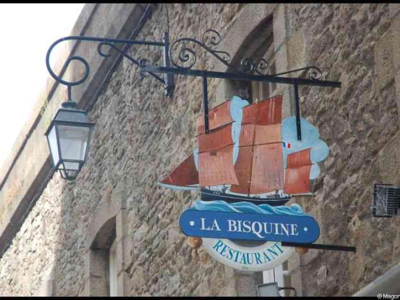 La Bisquine, ресторан в Сент-Мало: деревянный корабль на каменной стене