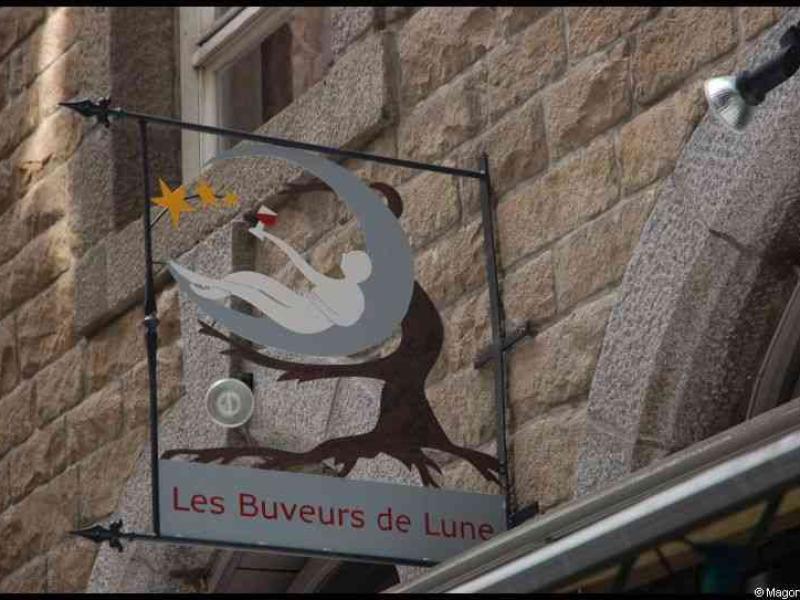 Вывеска «Les Buveurs de Lune» в Сент-Мало: камень, луна и три звезды