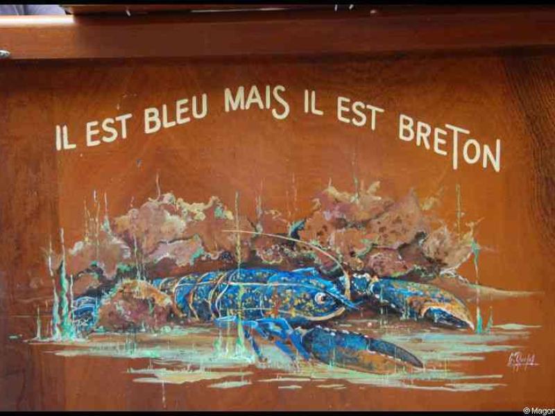 Лобстер на деревянной доске в Сент-Мало: «Il est bleu mais il est breton»
