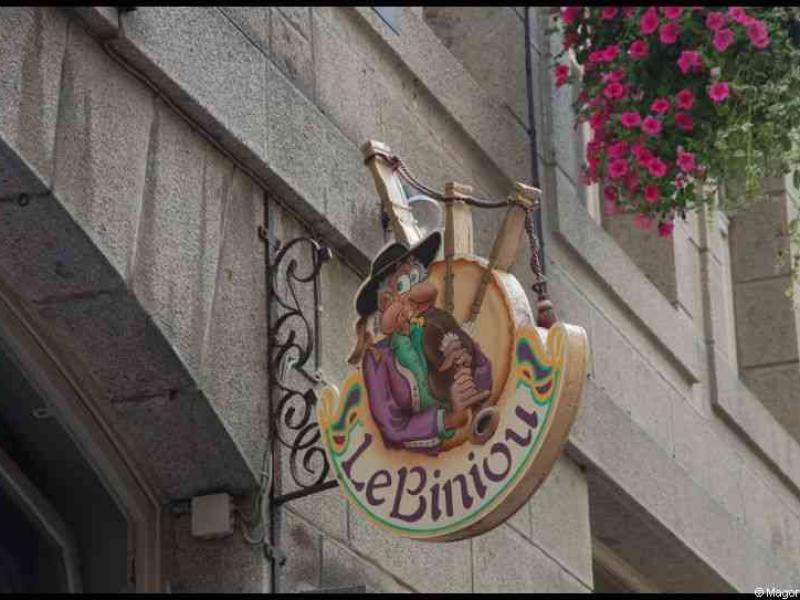 Le Binious — вывеска в Сент-Мало, Франция