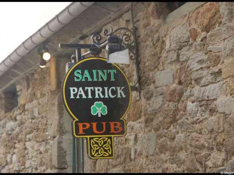 Saint Patrick Pub у каменной стены в Сент-Мало