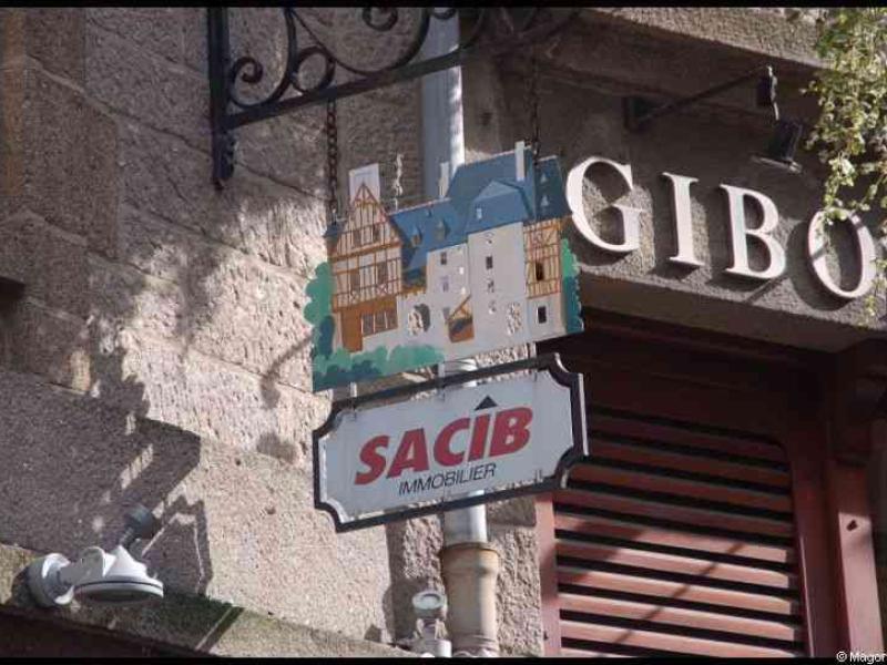 Современная вывеска «SACIB Immobilier» над входом в здание в Сент-Мало
