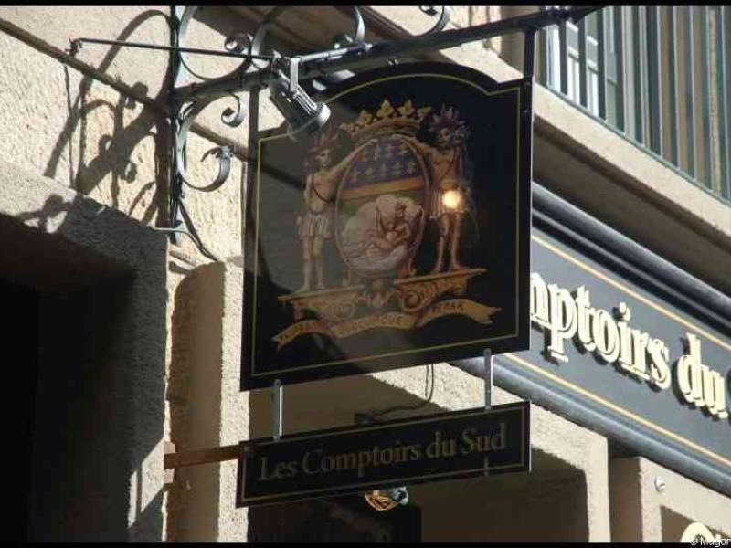 Вывеска «Les Comptoirs du Sud» в Сент-Мало, Франция