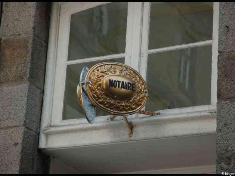 Золотая табличка «NOTAIRE» над окном в Сен-Мало