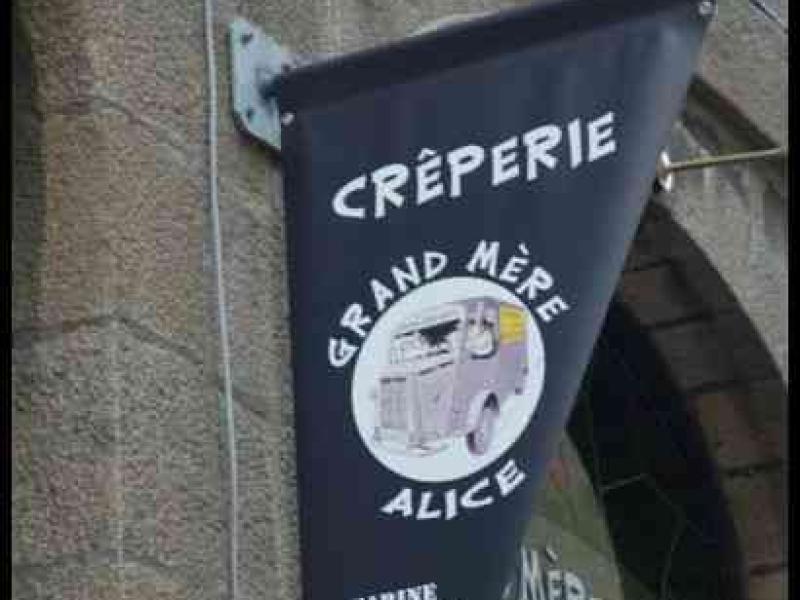 Флаг «Crêperie Grand Mère Alice» у арки в Сен-Мало