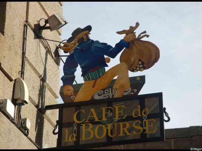 Кафе «de la Bourse» в Сент-Мало: деревянная фигура с мешком винограда