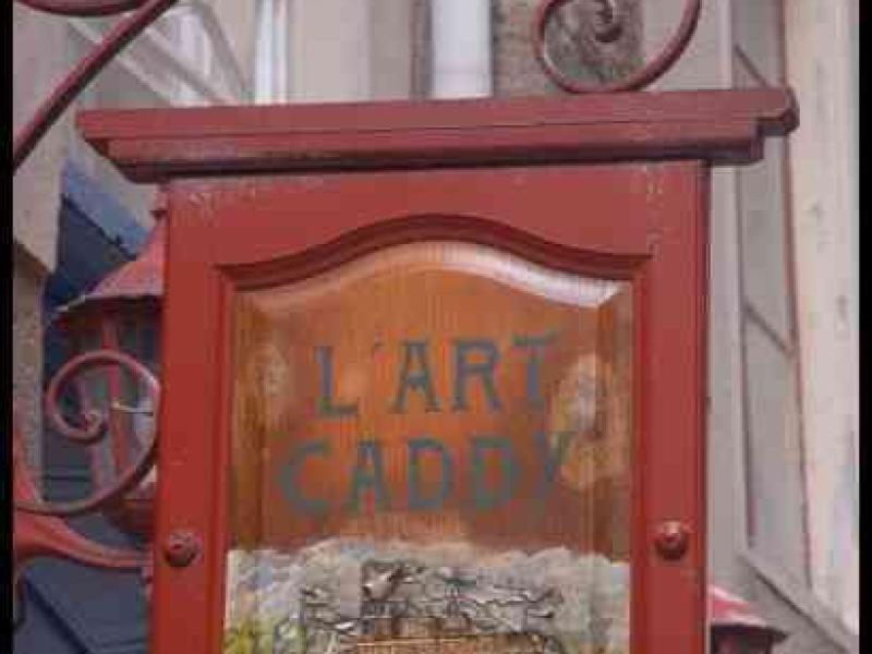 L'Art Caddy — вывеска в старом портовом квартале Сен-Мало