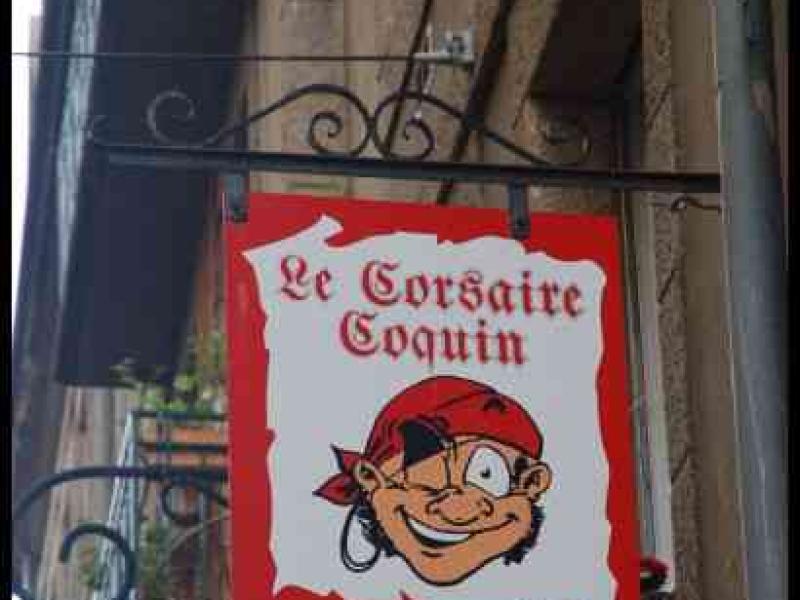 Улица в Сент-Мало: вывеска «Le Corsaire Coquin» и надпись «EROTIC STORE»