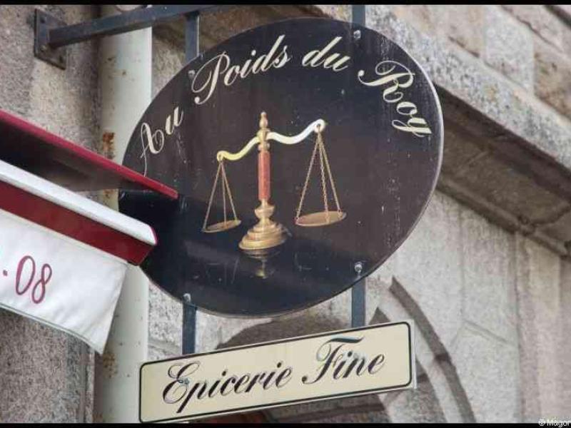 «Au Poids du Roy» в Сент-Мало: старинная весовая символика на фасаде эпicerии