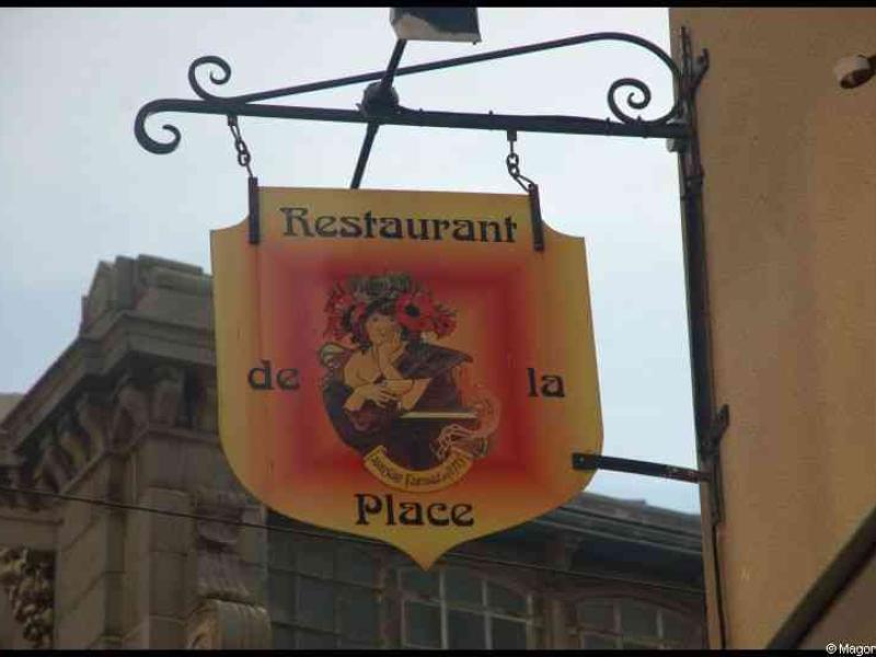 Ресторан «de la Place» в Сент-Мало: вывеска с цветами и эмблемой