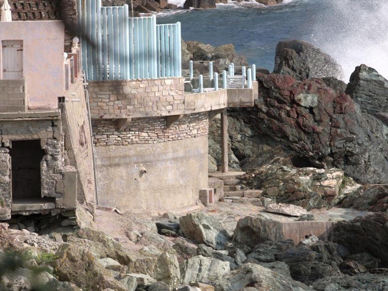 Кап-Корс, Корсика, 2008: бетонный павильон у моря с голубыми вертикалями