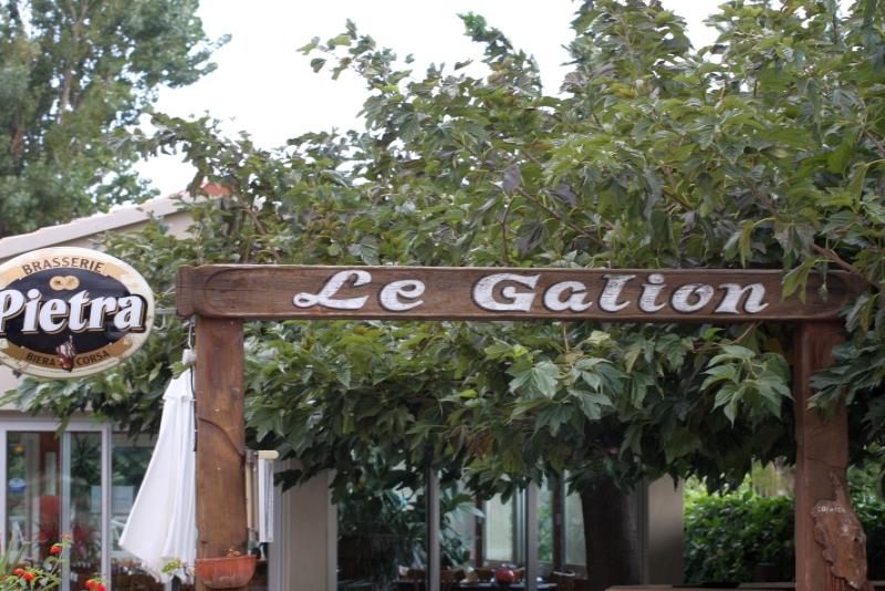 Кап-Корс, Корсика, 2008: деревянная арка «Le Galion» и вывеска брассерии Pietra