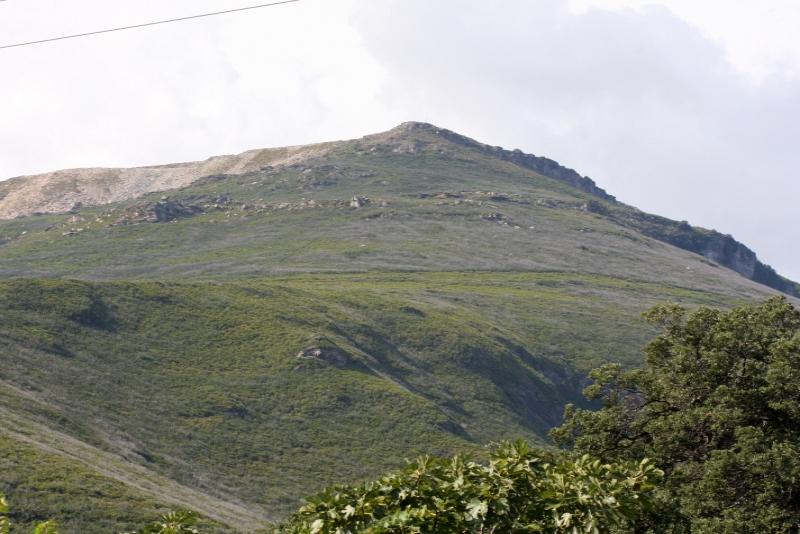 Кап-Корс, Корсика, 2008: холм с остатками каменной кладки у подножия