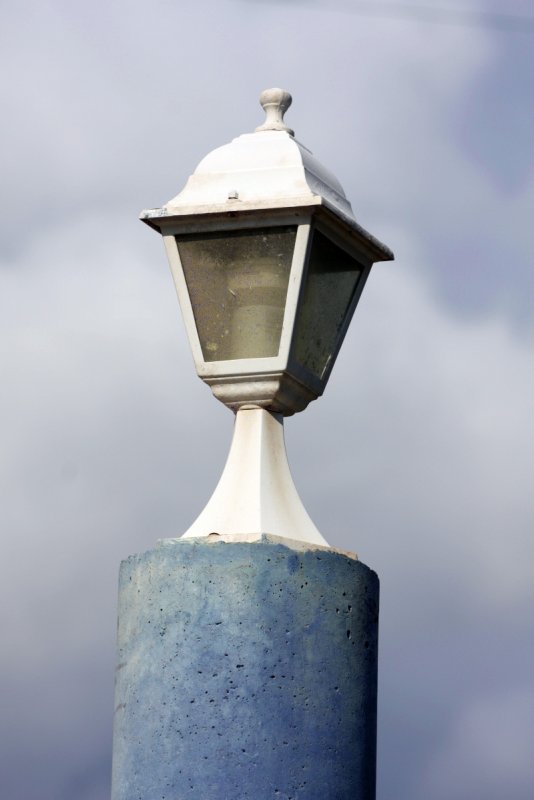 Кап-Корс, Корсика, 2008: фонарь на бетонном постаменте