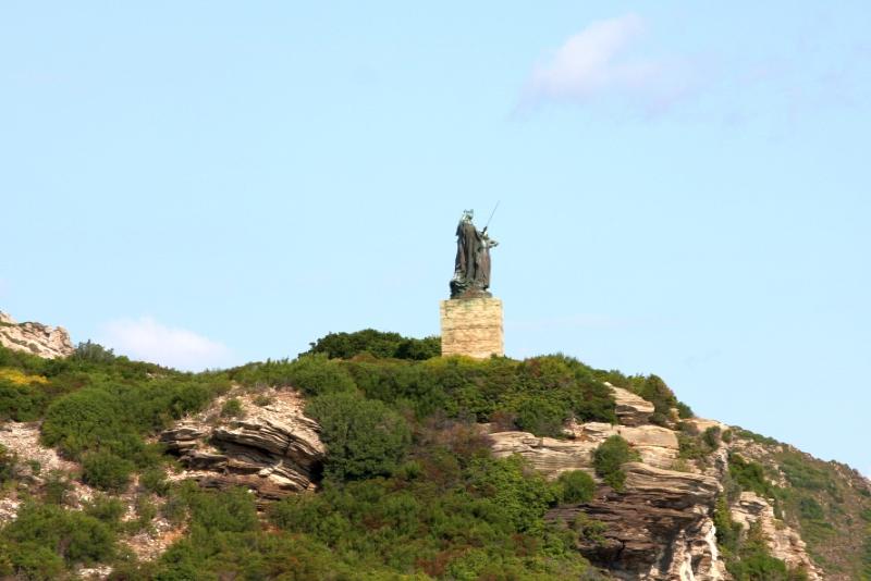 Кап-Корс, Корсика, 2008: статуя на скалистом холме над морем