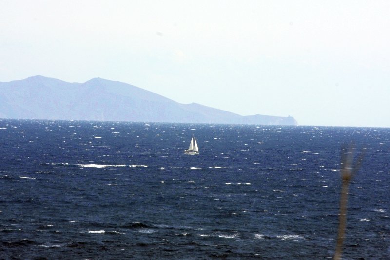 Кап-Корс, Корсика, 2008: одинокий парусник у подножия гор