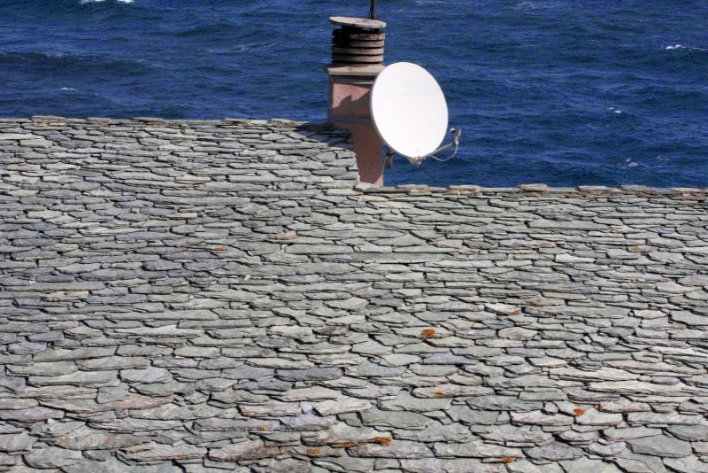 Кап-Корс, Корсика, 2008: черепица, спутник и море