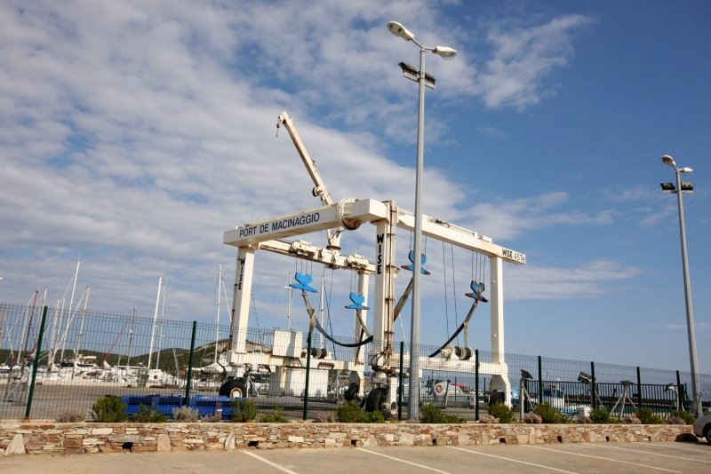 Порт де Макиньяггио, Кап-Корс, 2008: белый кран с надписью «PORT DE MACINAGGIO»