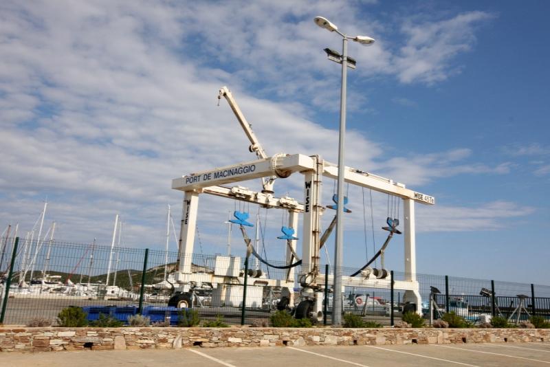Порт де Макиньяггио, Кап-Корс, 2008: белый кран с надписью «PORT DE MACINAGGIO»