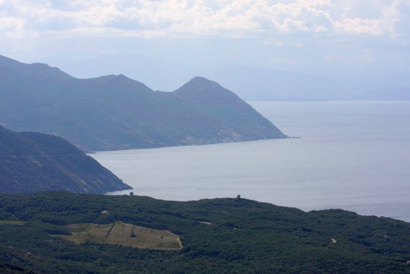 Панорамный вид на побережье Корсики с холмами и морем
