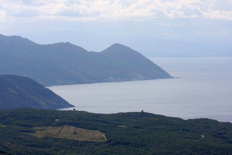 Панорамный вид на побережье Корсики с холмами и морем