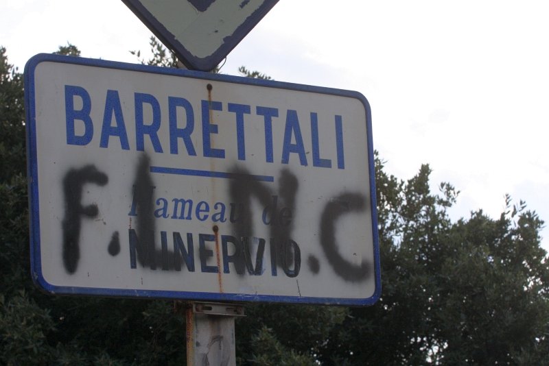 Кап-Корс, Корсика, 2008: дорожный знак с надписью BARRETTALI F.L.N.C