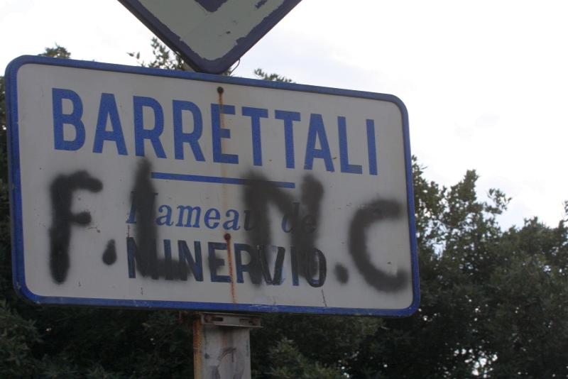 Кап-Корс, Корсика, 2008: дорожный знак с надписью BARRETTALI F.L.N.C